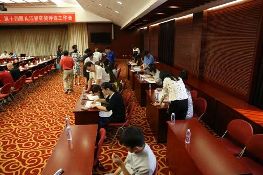 我院学生参与中国新闻奖、长江韬奋奖评选工作