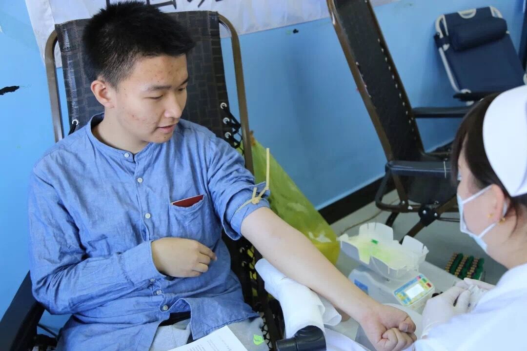 新闻院学生积极参与2019年度无偿献血活动